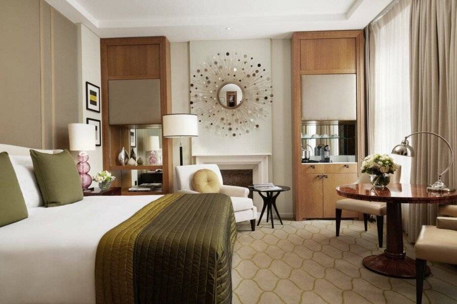 Corinthia hotel bedroom