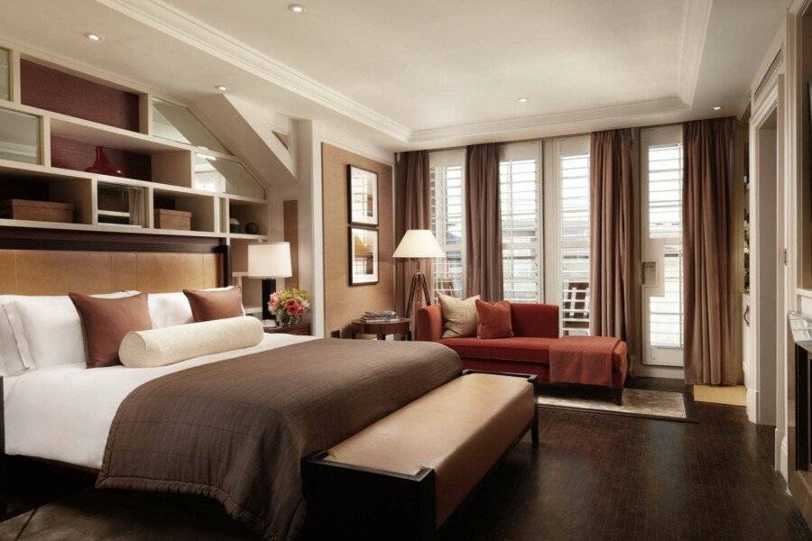 Corinthia hotel bedroom