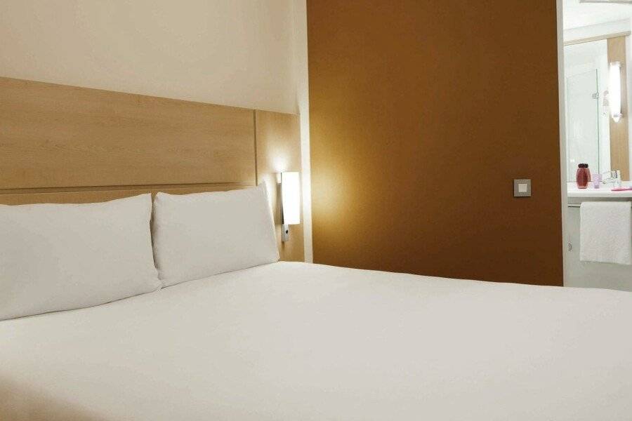 ibis Shepherds Bush - Hammersmith hotel bedroom