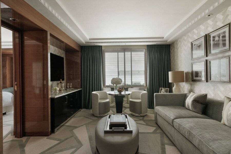 Four Seasons Hotel London at Park Lane hotel bedroom