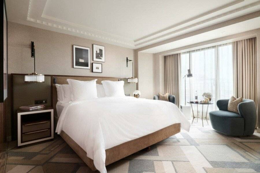 Four Seasons Hotel London at Park Lane hotel bedroom
