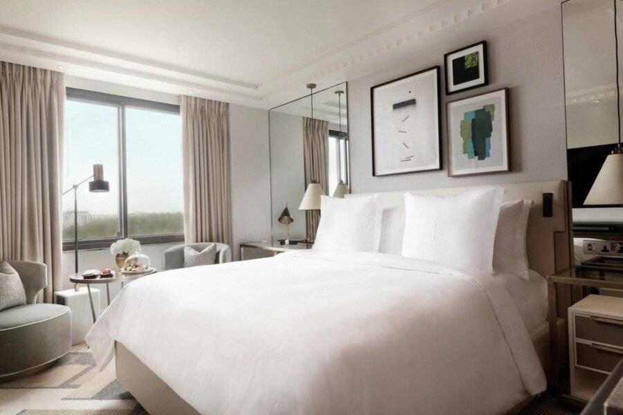 Four Seasons Hotel London at Park Lane hotel bedroom