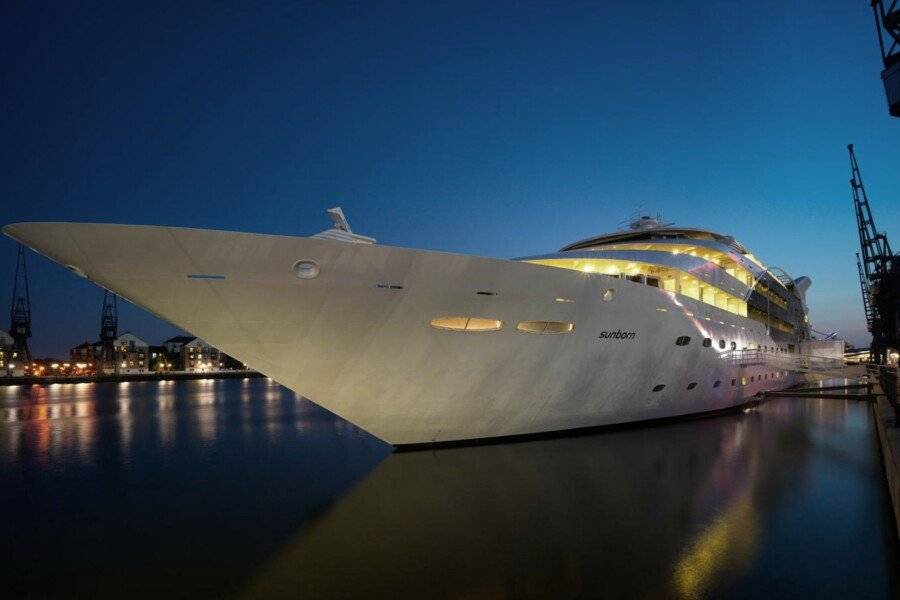 Sunborn Yacht Hotel 