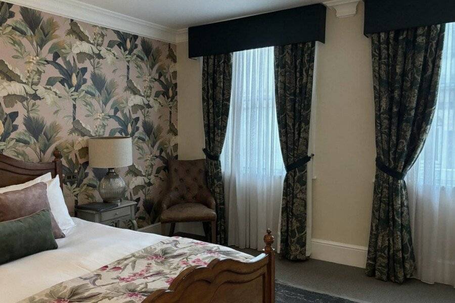 The Clerk & Well Pub and Rooms hotel bedroom