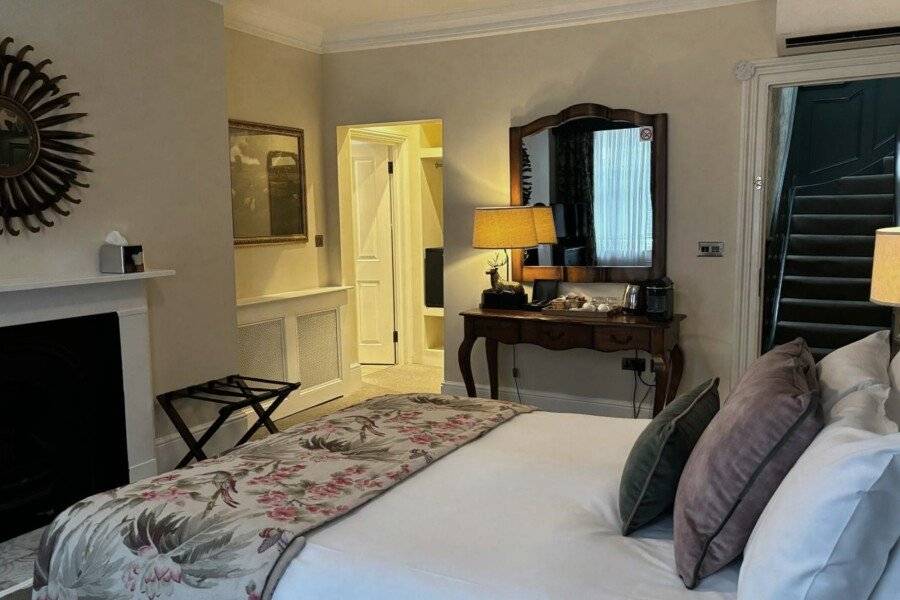 The Clerk & Well Pub and Rooms hotel bedroom