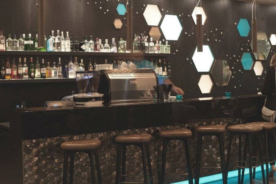 Motel One-Tower Hill bar