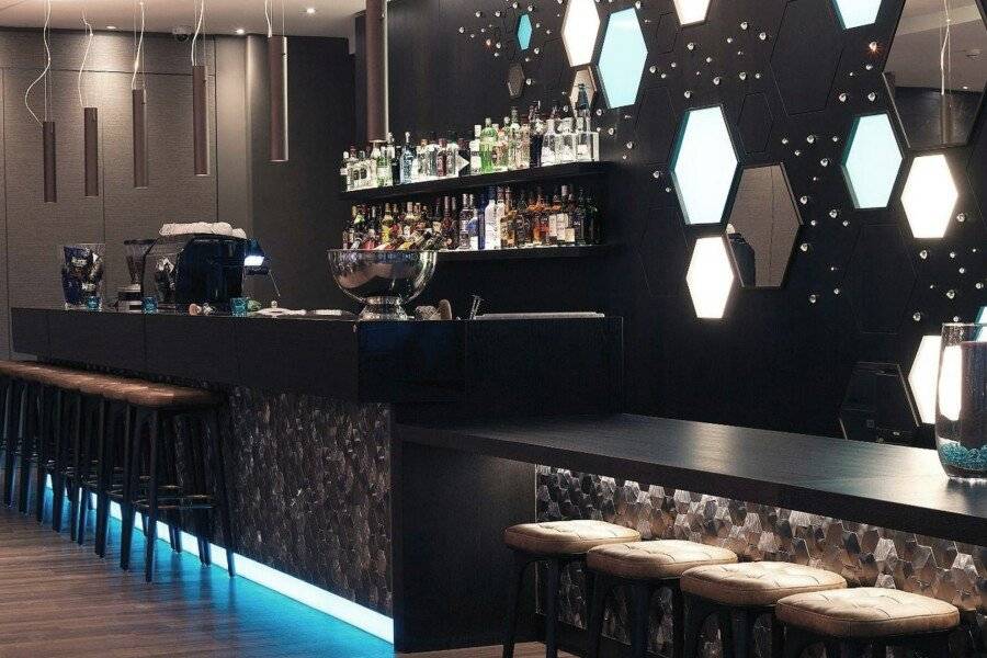 Motel One-Tower Hill bar