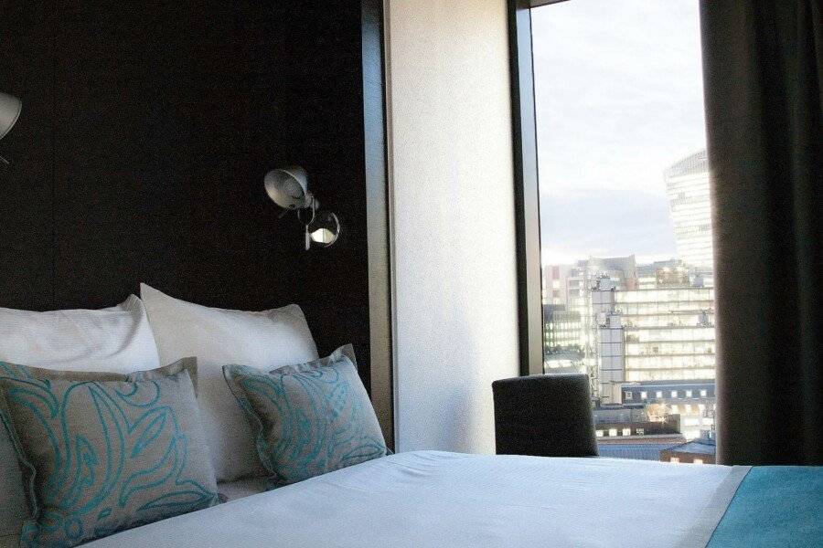 Motel One-Tower Hill hotel bedroom,city view