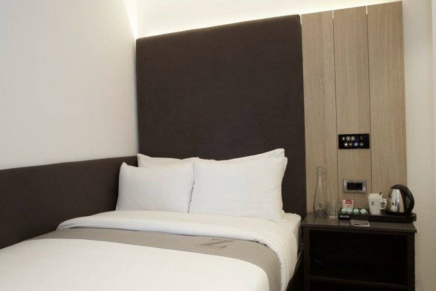 The Z Hotel City hotel bedroom