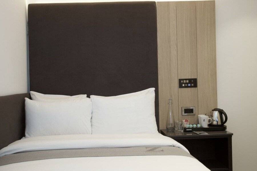 The Z Hotel City hotel bedroom