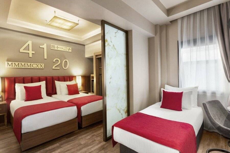 Ramada By Wyndham Pera Taksim hotel bedroom