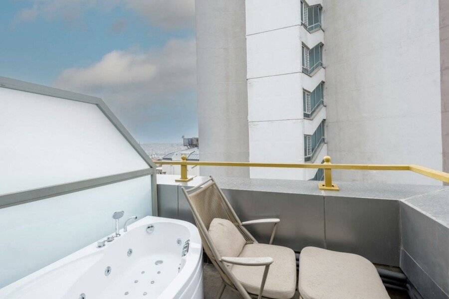 Ramada By Wyndham Pera Taksim jacuzzi, balcony