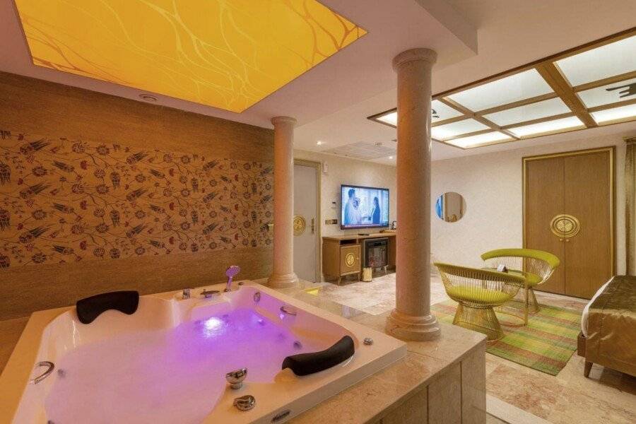 Wyndham Istanbul Old City jacuzzi, hotel bedroom, spa