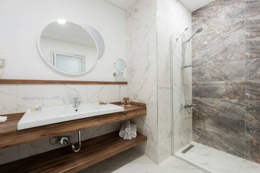 ISG Sabiha Gökçen Airport Hotel bathtub