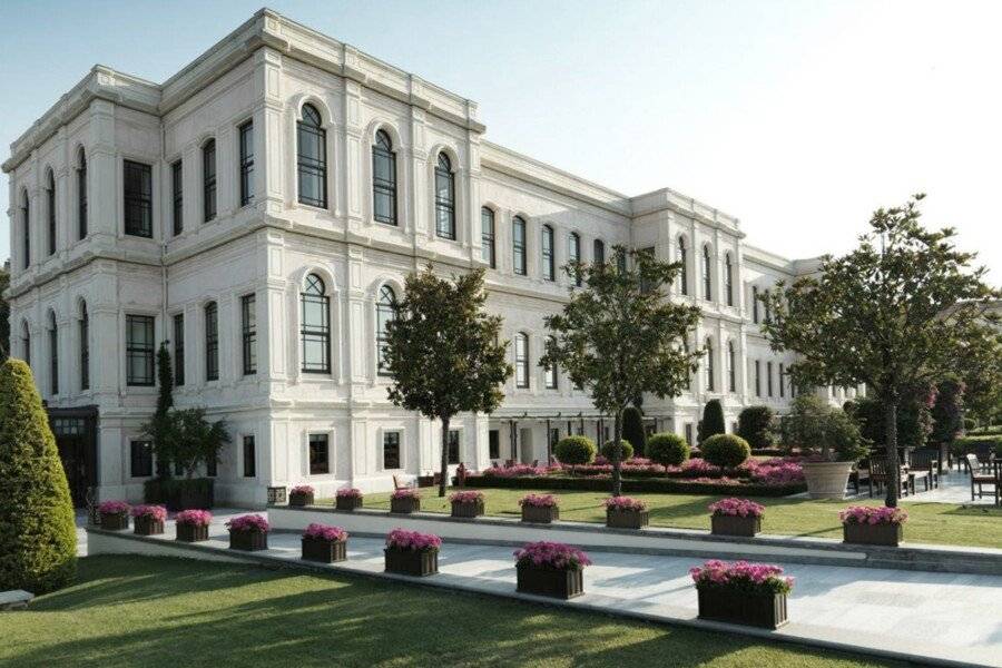 Four Seasons Hotel at the Bosphorus facade,garden