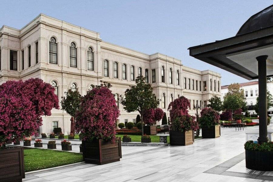 Four Seasons Hotel at the Bosphorus facade,garden