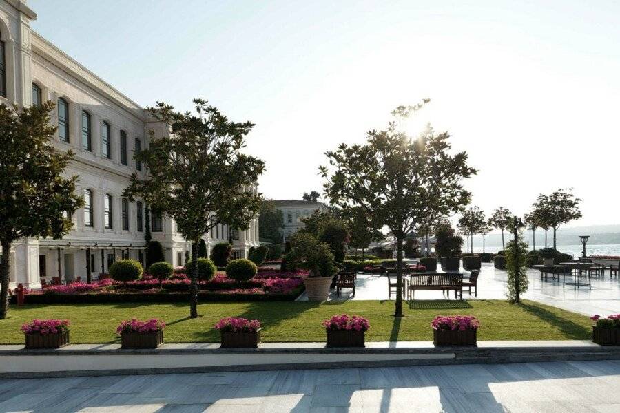 Four Seasons Hotel at the Bosphorus garden