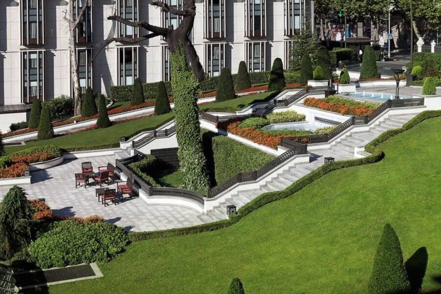 Four Seasons Hotel at the Bosphorus garden