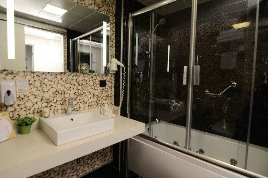 Tempo Suites Airport bathtub