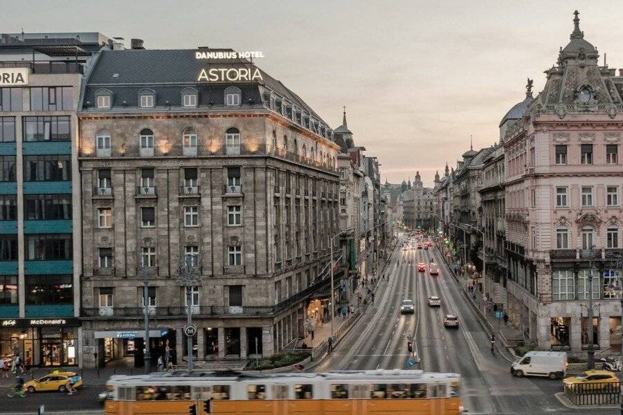 Danubius Hotel Astoria City Center facade