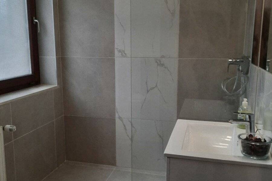 HELIOS Hotel Apartments bathtub