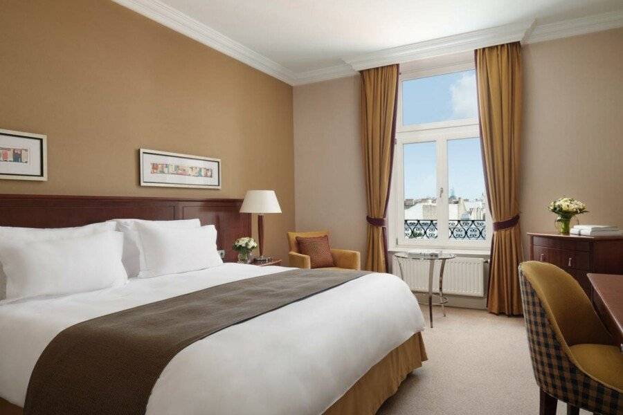 Corinthia hotel bedroom