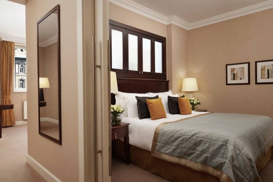 Corinthia hotel bedroom