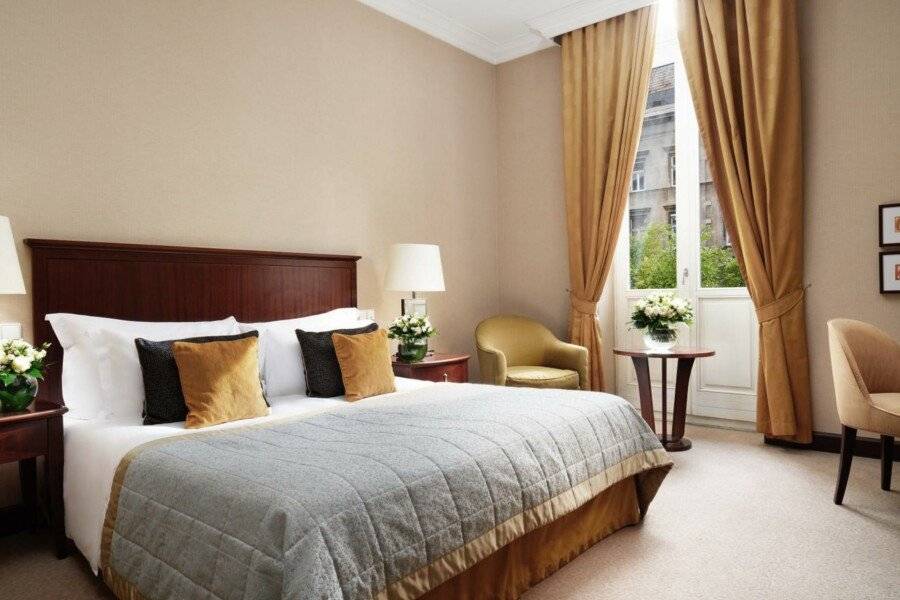 Corinthia hotel bedroom