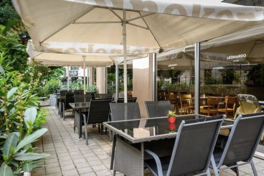 Leonardo Hotel restaurant, garden