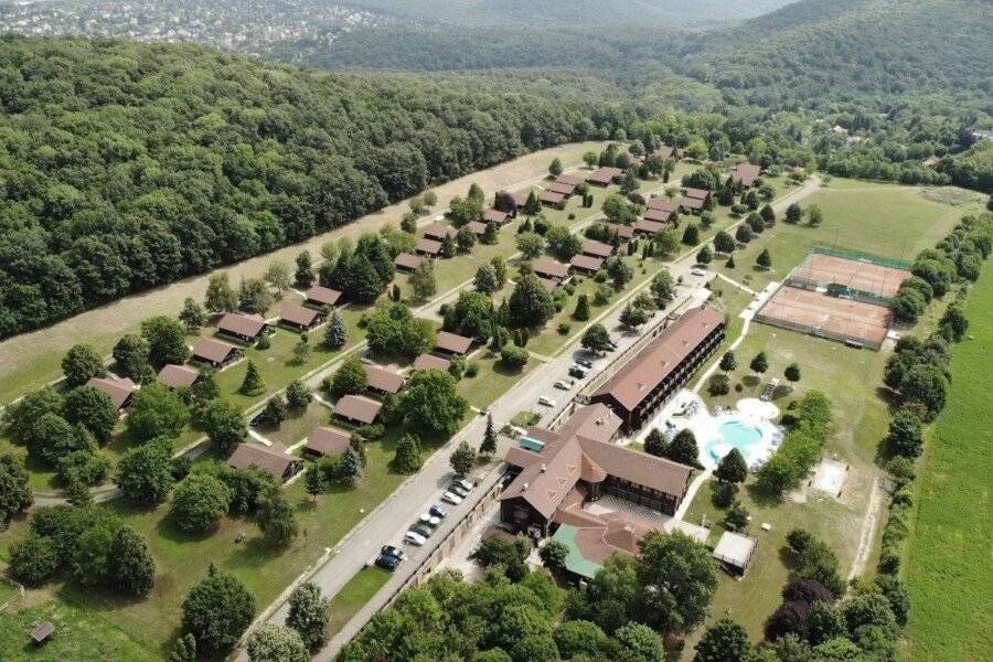 Petneházy Aparthotel facade,outdoor pool,garden