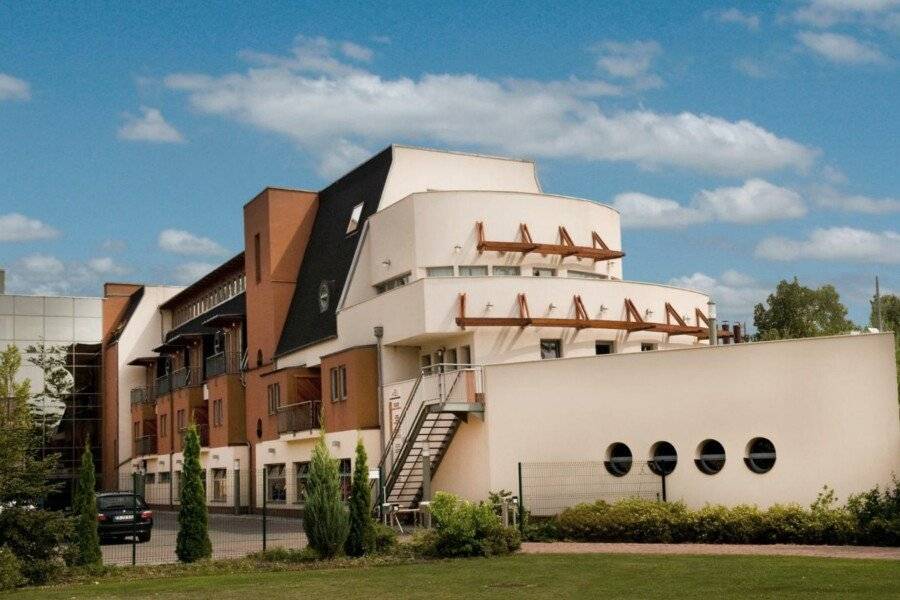 Holiday Beach Budapest Wellness Hotel with Sauna Park facade