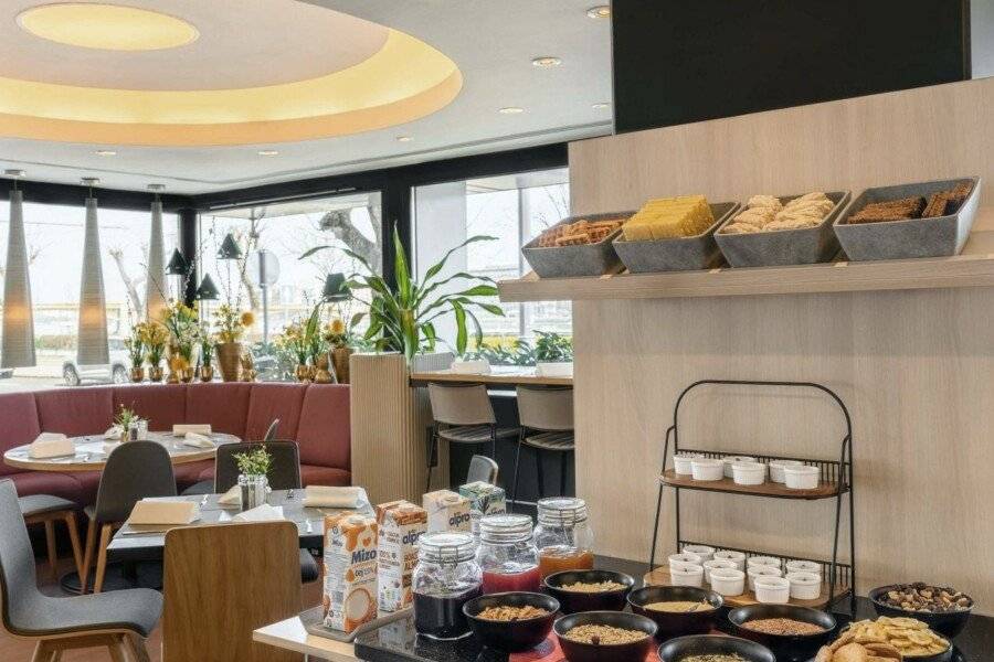 Novotel Danube restaurant, breakfast