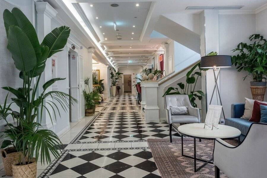 Queen's Court Hotel & Residence lobby