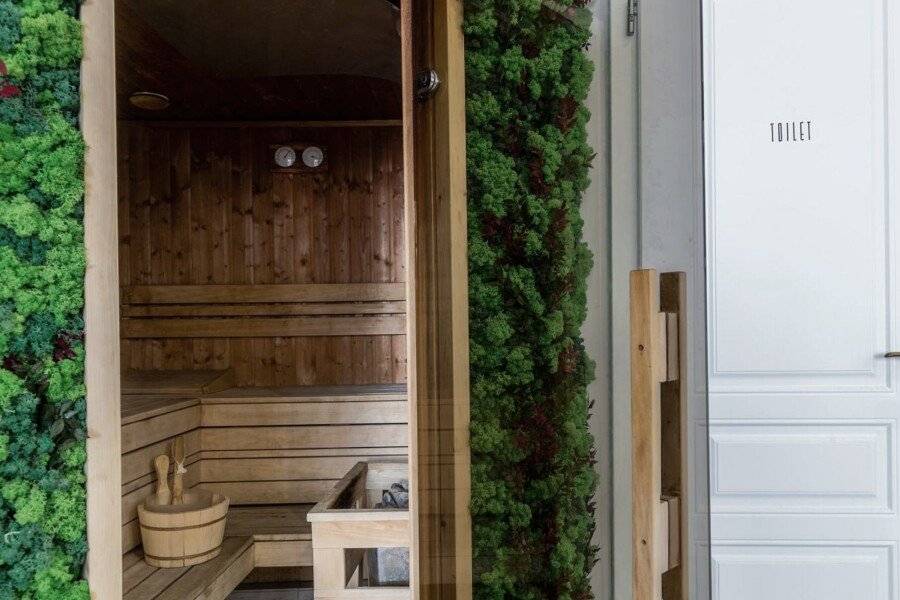 Queen's Court Hotel & Residence sauna