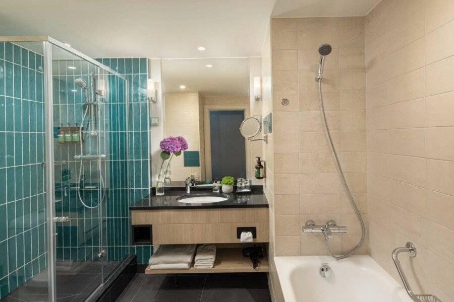 Crowne Plaza, an IHG Hotel bathtub