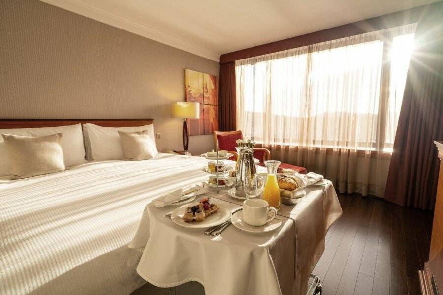 InterContinental, an IHG Hotel hotel bedroom,breakfast