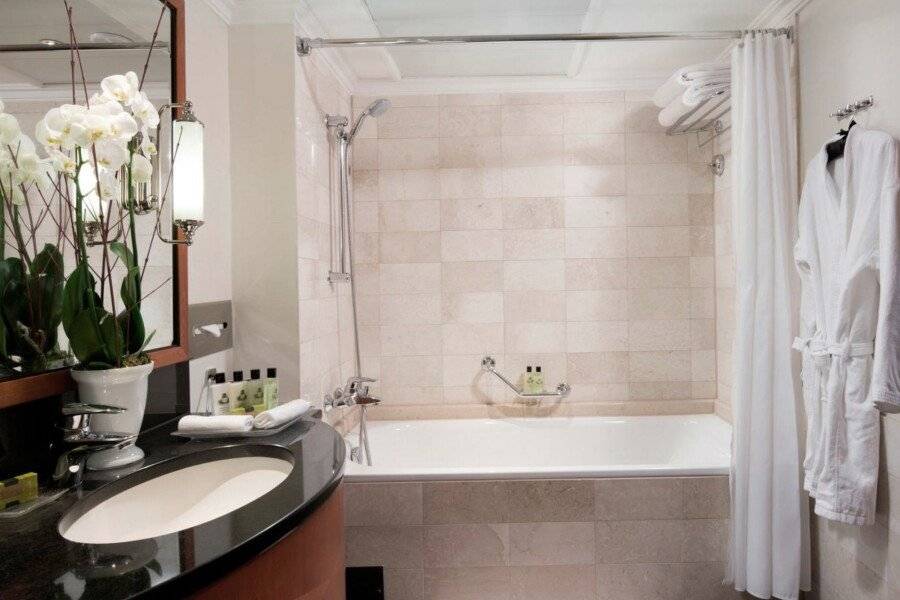 InterContinental, an IHG Hotel bathtub