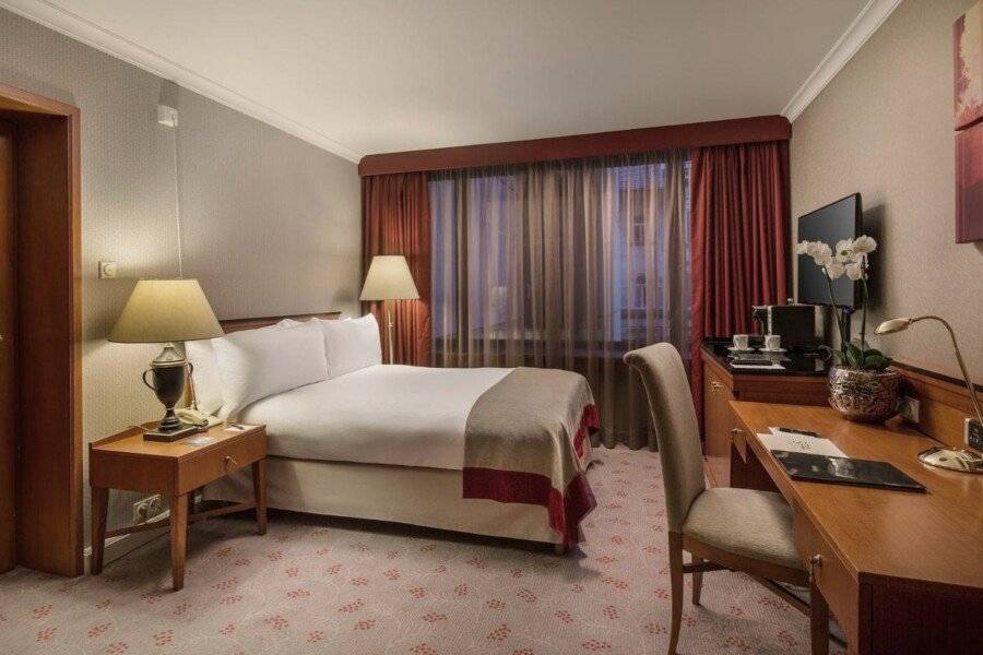 InterContinental, an IHG Hotel hotel bedroom