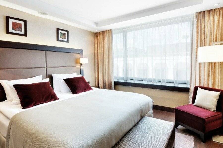 InterContinental, an IHG Hotel hotel bedroom