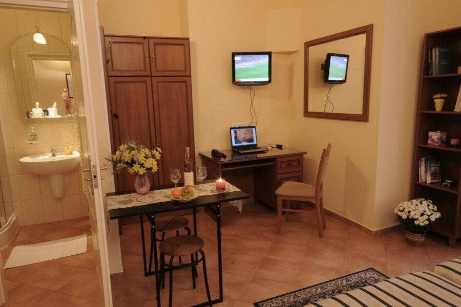 Budapest Museum Central hotel bedroom