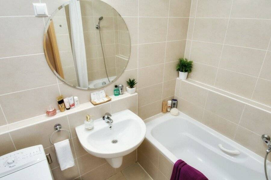 Trendy Deluxe Apartments bathtub