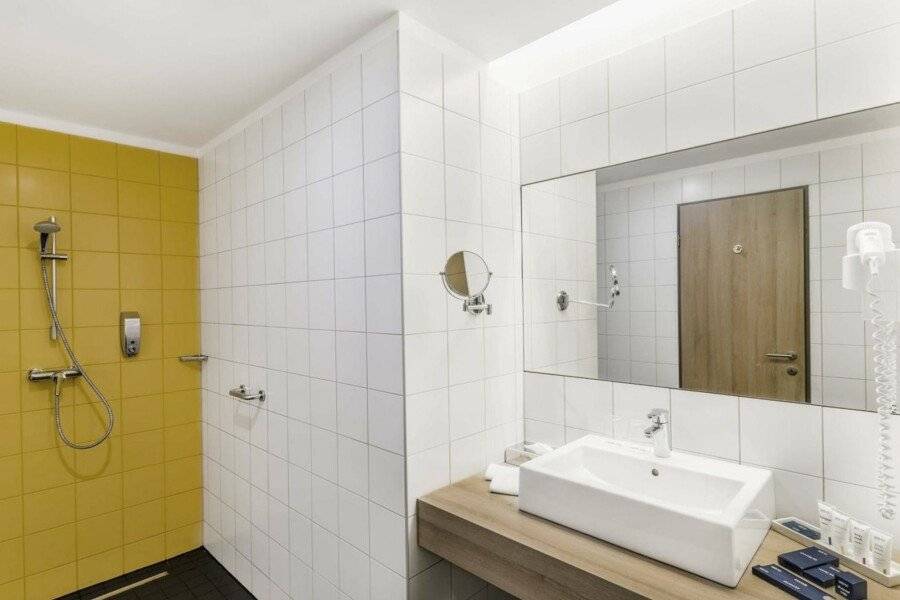 Park Inn By Radisson Budapest bathtub