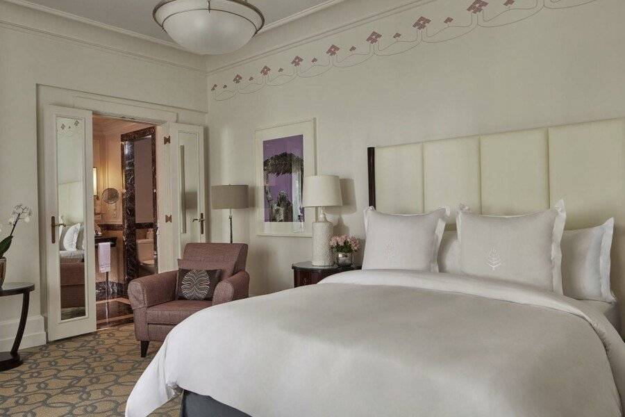 Four Seasons Hotel Gresham Palace Budapest hotel bedroom