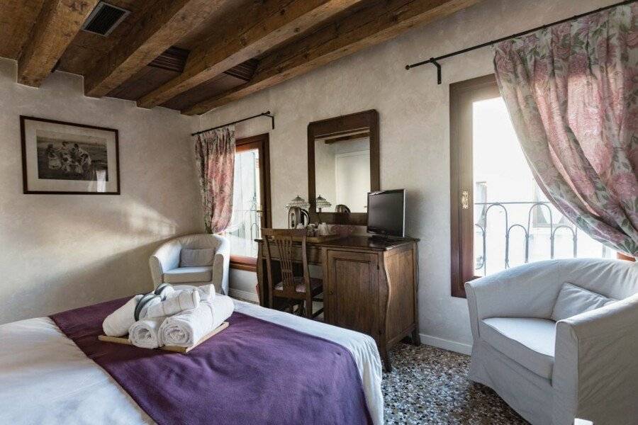 Locanda Ai Santi Apostoli hotel bedroom