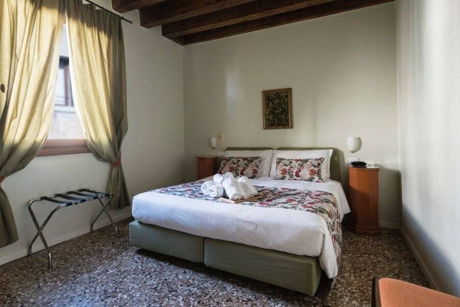 Locanda Ai Santi Apostoli hotel bedroom