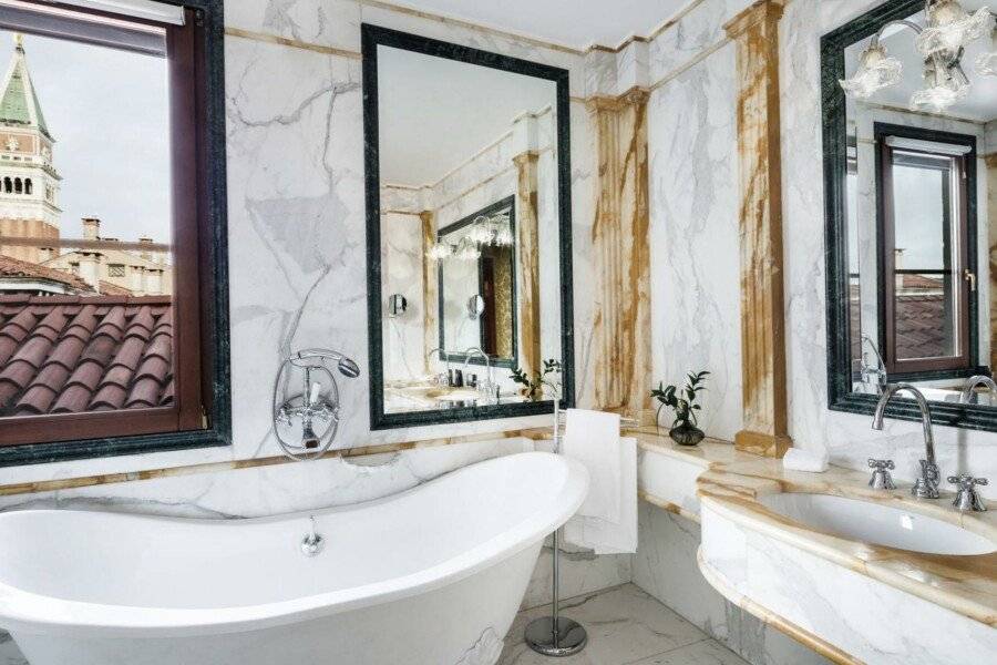 Baglioni Hotel Luna - The Leading Hotels of the World bathtub