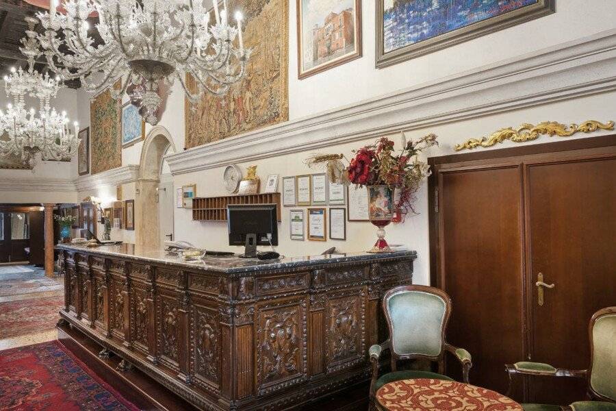 Residenza d'Epoca San Cassiano lobby,front desk