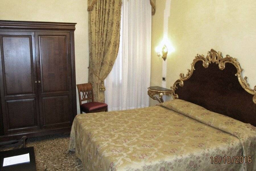 Residenza d'Epoca San Cassiano hotel bedroom