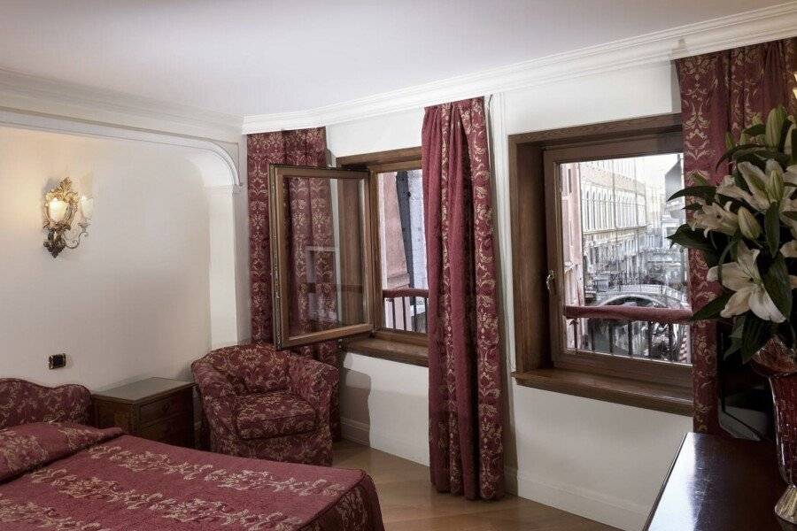 Suites Torre Dell'Orologio hotel bedroom