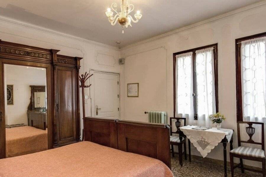 Pensione Seguso hotel bedroom